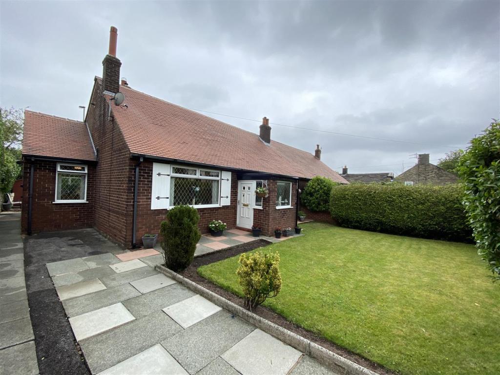 3 bedroom semidetached bungalow for sale in Stalybridge Road, Mottram