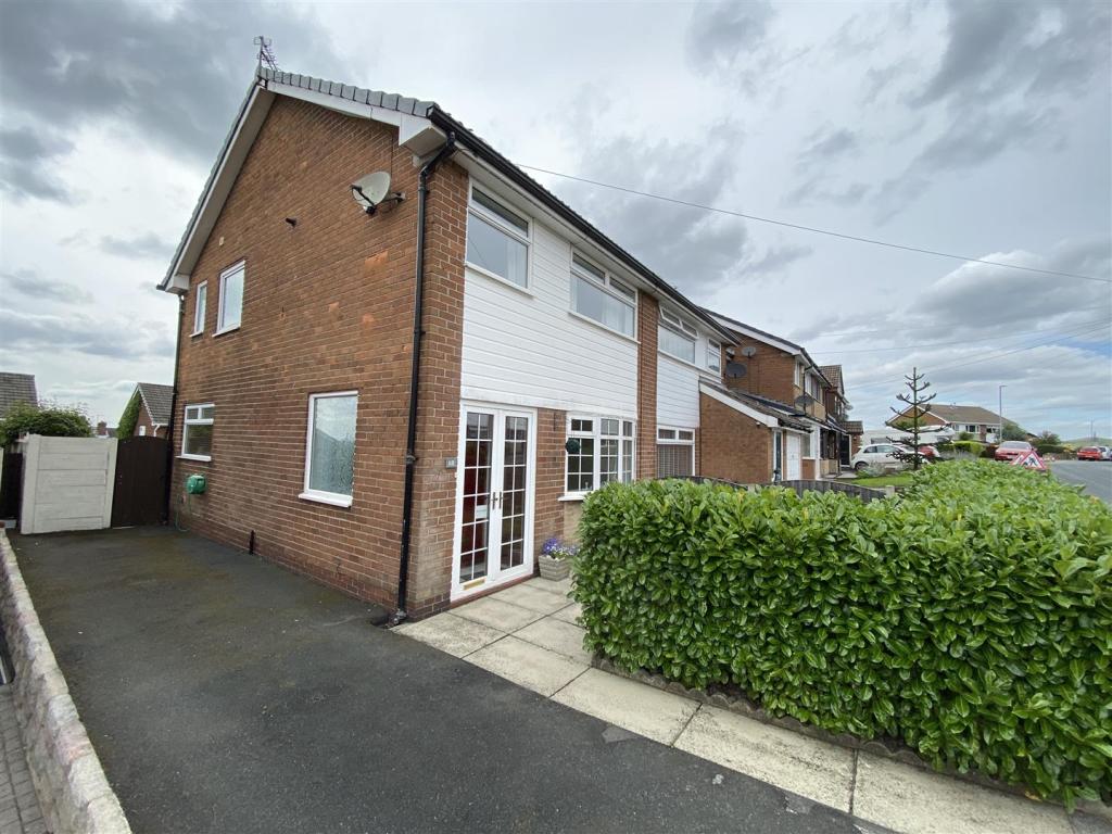 3 bedroom semidetached house for sale in Broadhill Road, Stalybridge, SK15