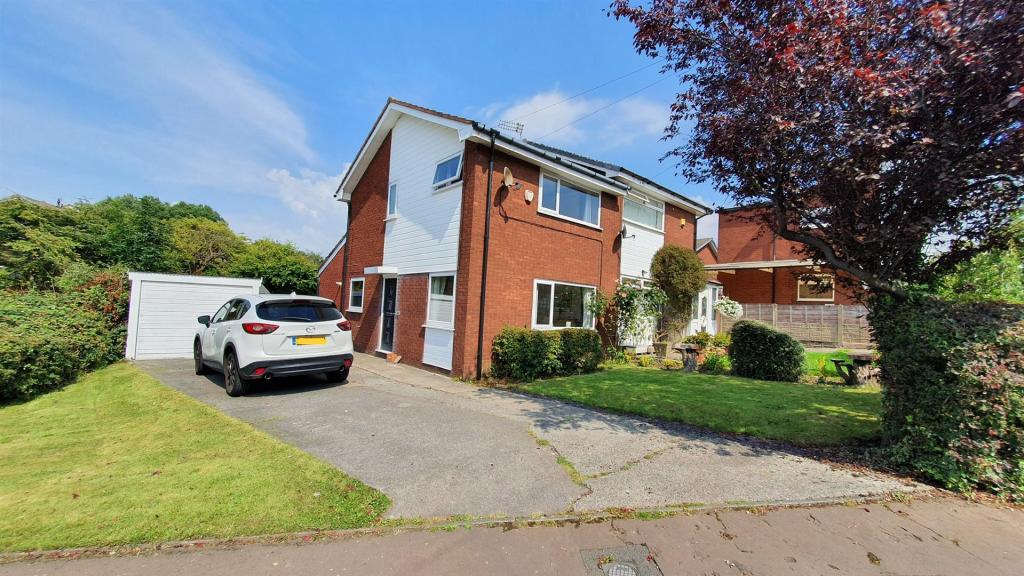 2 bedroom semidetached house for sale in Coppice Walk, Denton