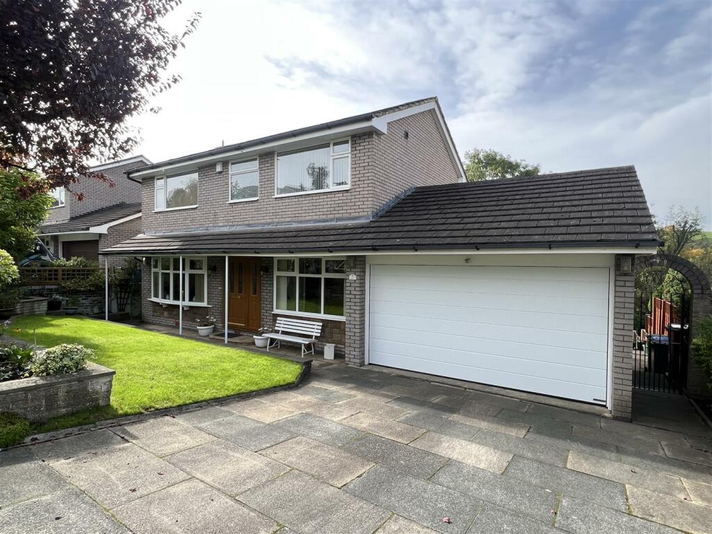 4 bedroom detached house for sale in Fox Hill Drive, Stalybridge, SK15