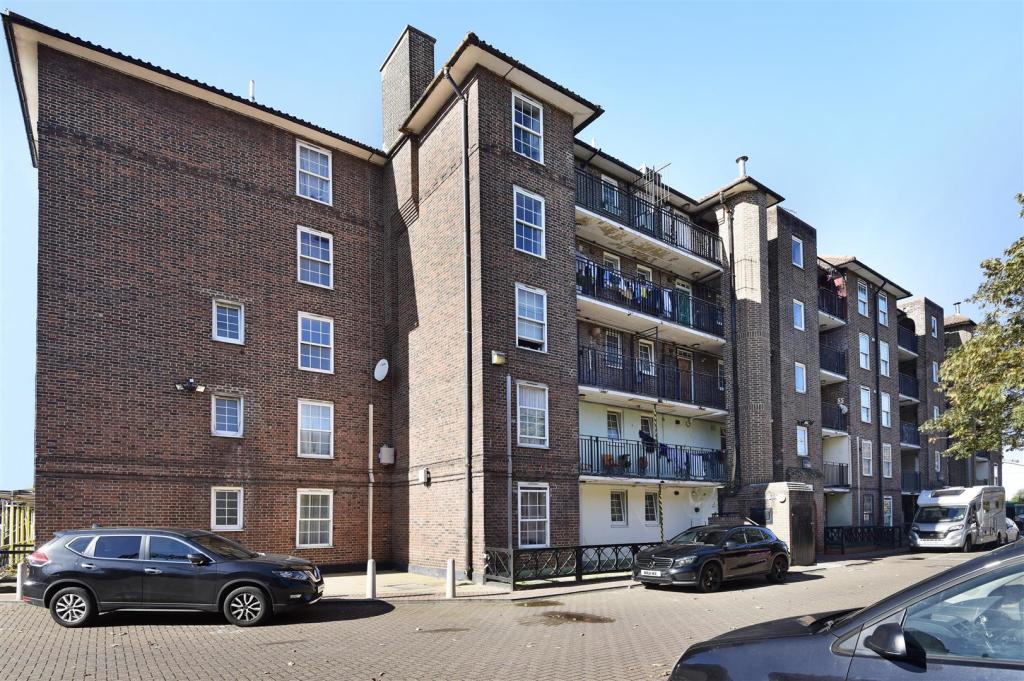 1 bedroom flat for sale in Hollybush House, Hollybush Gardens, London, E2