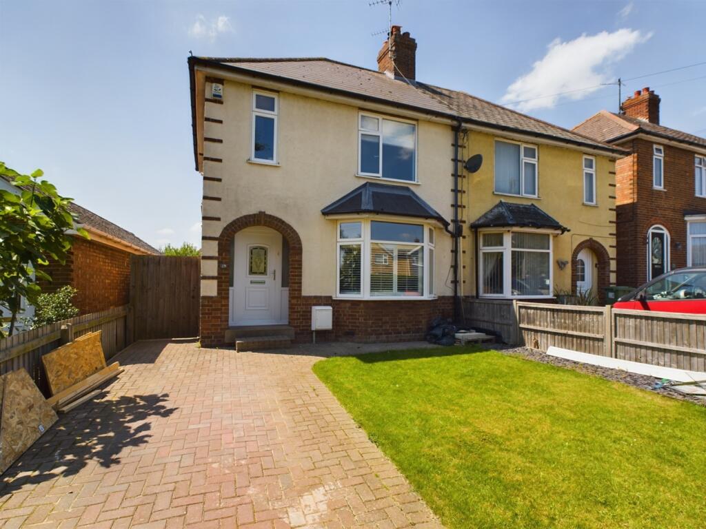 3 bedroom semidetached house for rent in Windsor Road, Yaxley