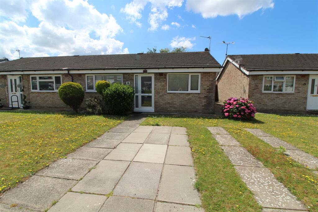 2 bedroom semidetached bungalow for rent in Smithy Green, Formby, Liverpool, L37