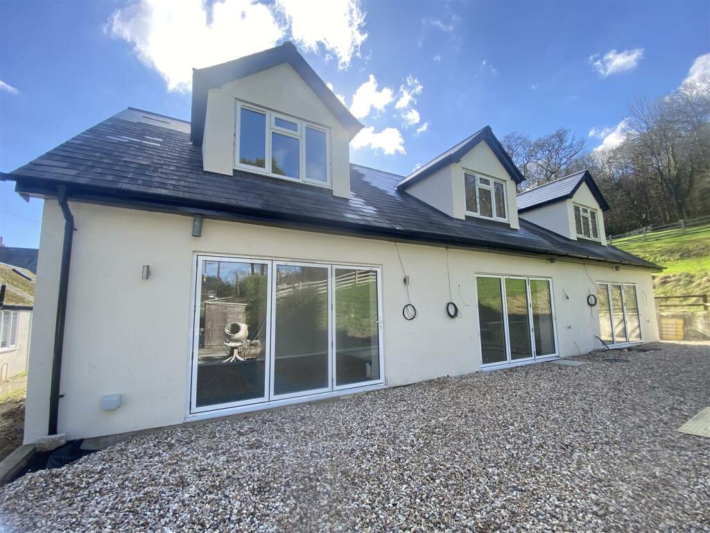 4 bedroom terraced house for sale in Road, Lyme