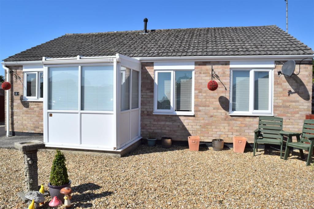 2 bedroom bungalow for sale in White Close, Bridport, DT6