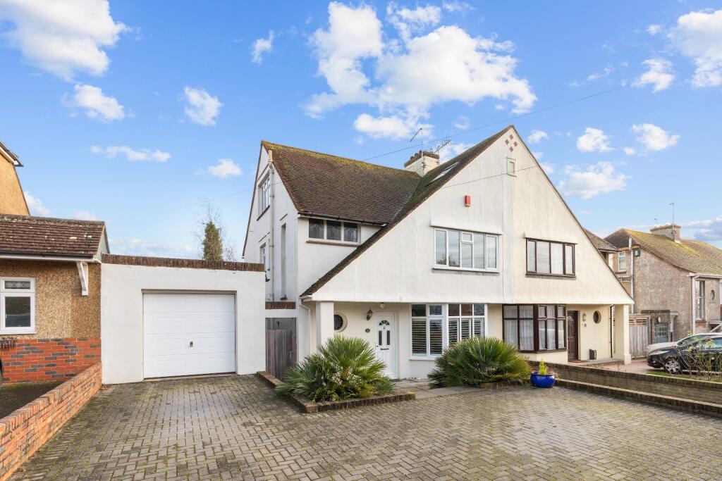 4 bedroom semidetached house for sale in Buckingham Avenue, Shoreham