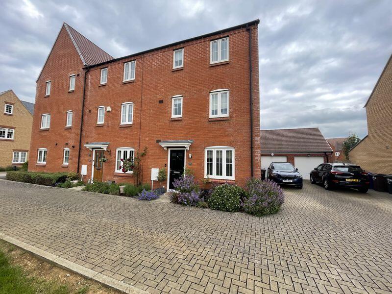 4 bedroom town house for sale in Fontwell Road, Bicester, OX26