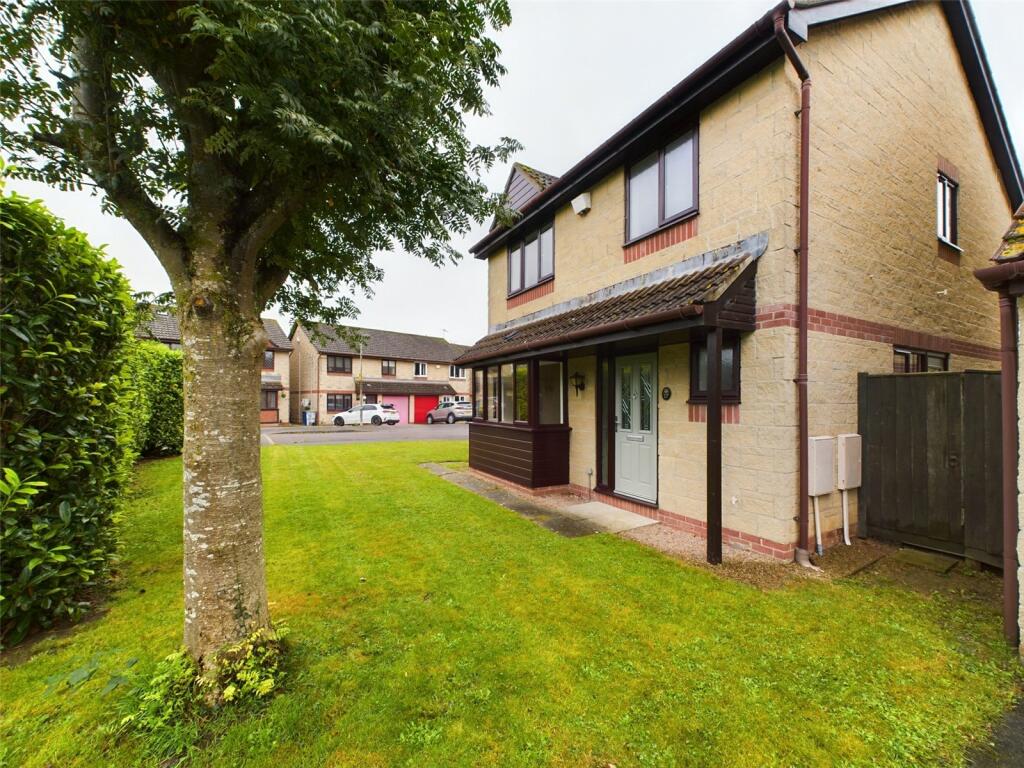 3 bedroom detached house for sale in Hampton Place, Churchdown