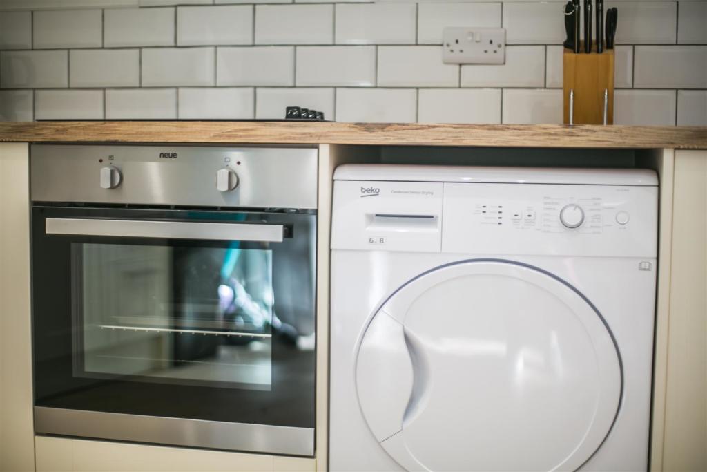 6 bedroom end of terrace house for sale in Two Gates, Halesowen, B63