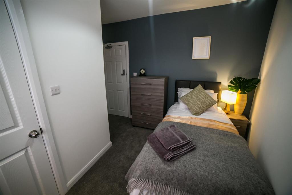 6 bedroom end of terrace house for sale in Two Gates, Halesowen, B63