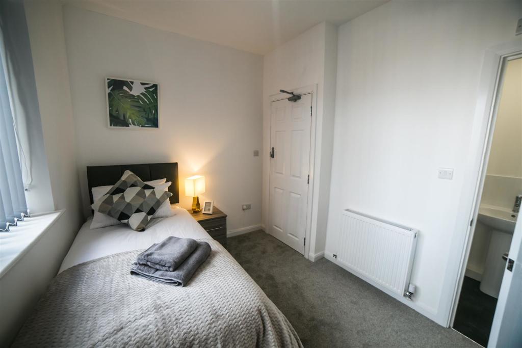 6 bedroom end of terrace house for sale in Two Gates, Halesowen, B63