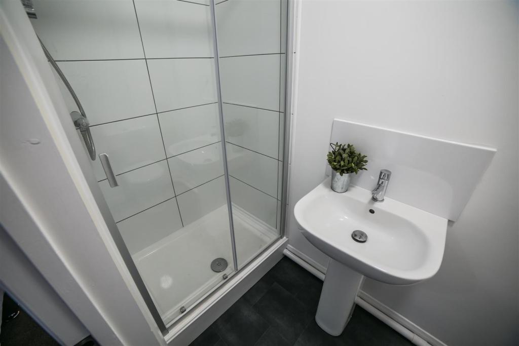 6 bedroom end of terrace house for sale in Two Gates, Halesowen, B63