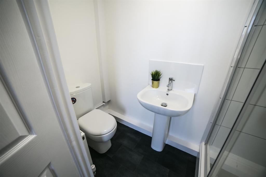 6 bedroom end of terrace house for sale in Two Gates, Halesowen, B63