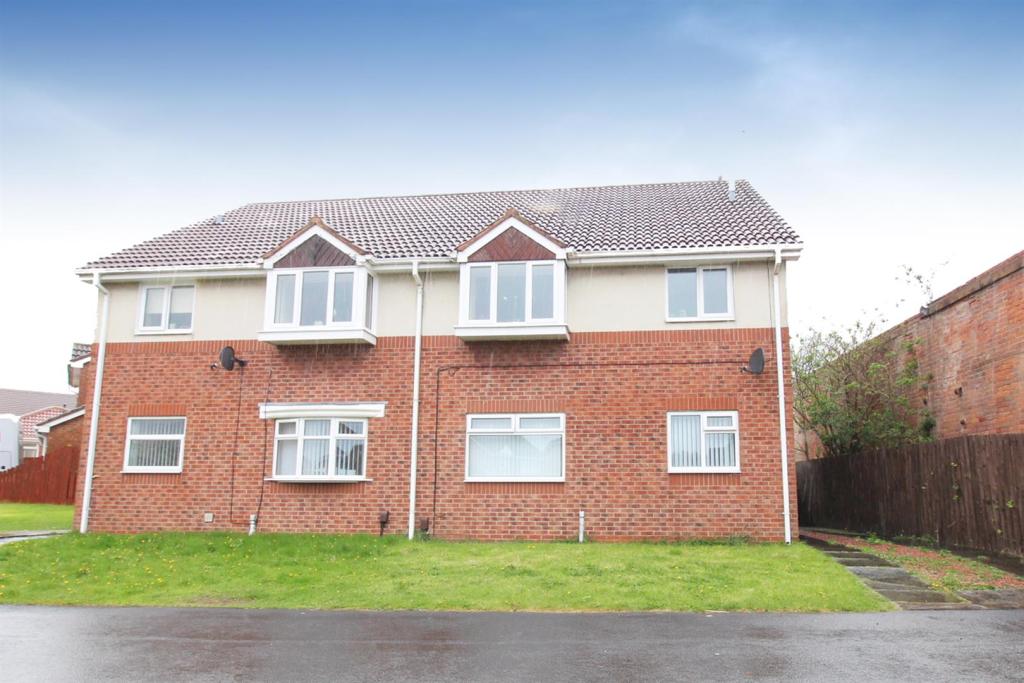 2 bedroom flat for sale in Chaucer Close, Gateshead, NE8