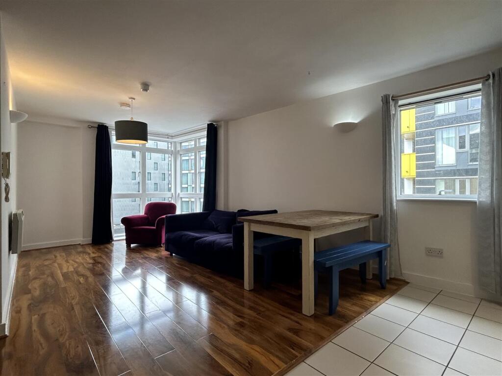 Main image of property: 114 High Street, Manchester