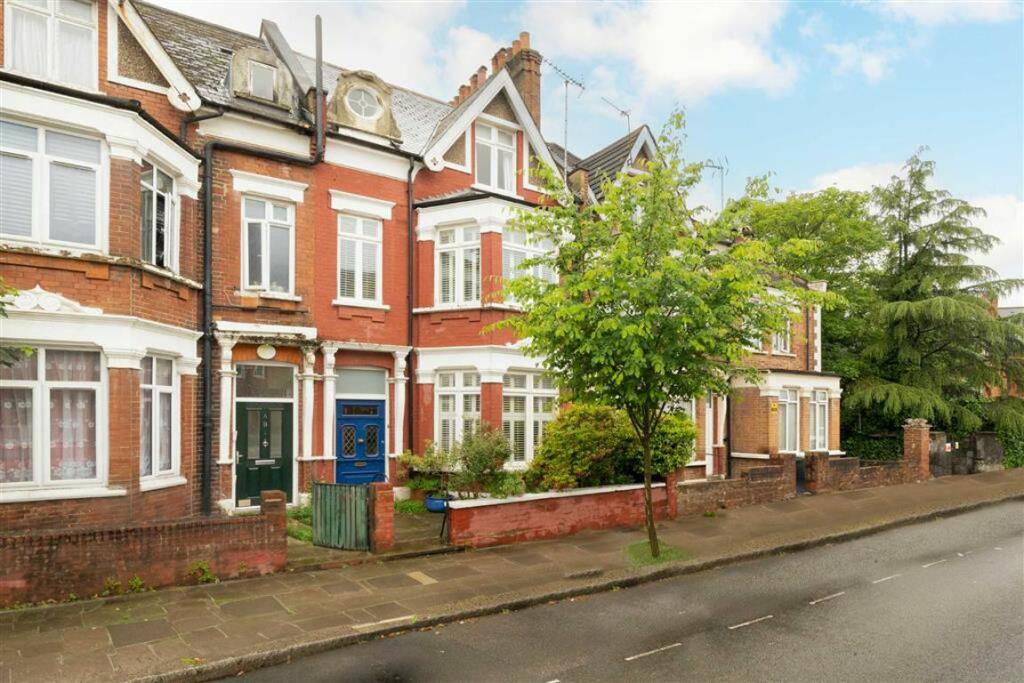 6 bedroom terraced house for sale in Sheldon Road, Cricklewood, NW2