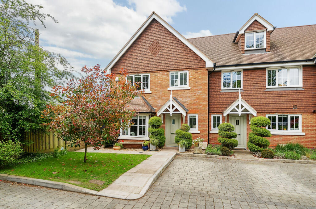 3 bedroom end of terrace house for sale in Grove Close, Wrecclesham