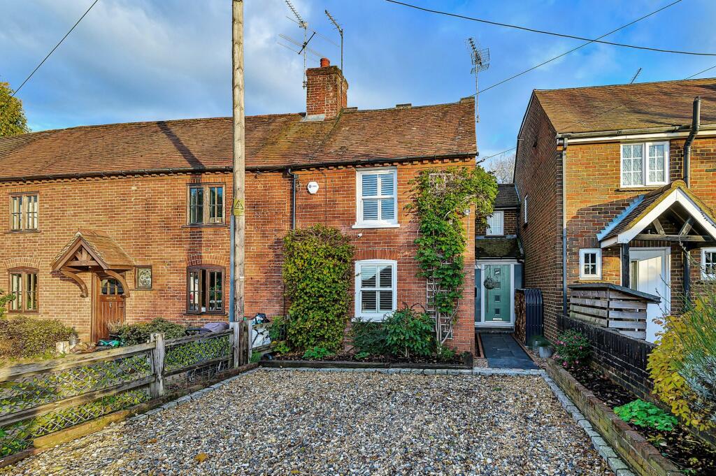 2 bedroom end of terrace house for sale in Wrecclesham Hill