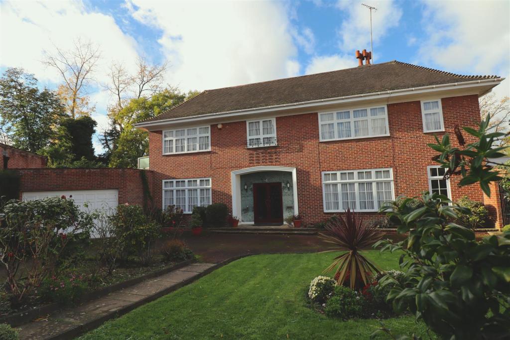 6 bedroom detached house for sale in Winnington Close, Hampstead Garden Suburb, N2