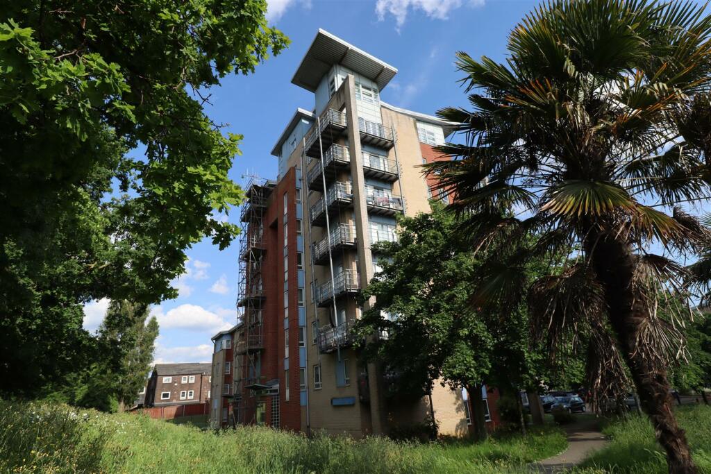 2 bedroom flat for sale in Forty Lane, Wembley, HA9
