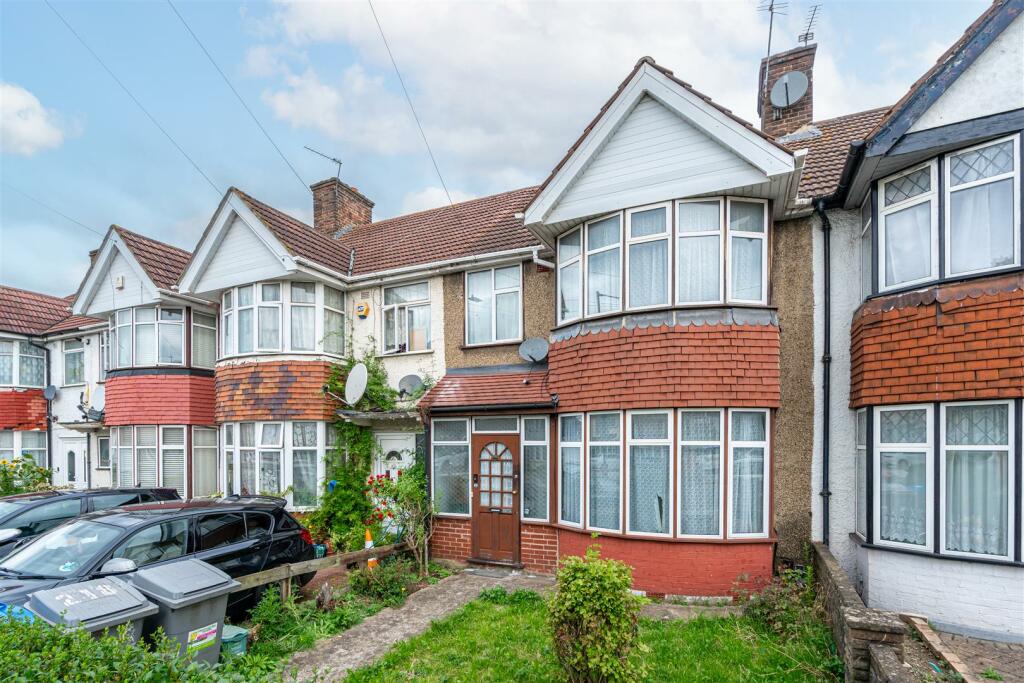 4 bedroom terraced house for sale in London, NW9