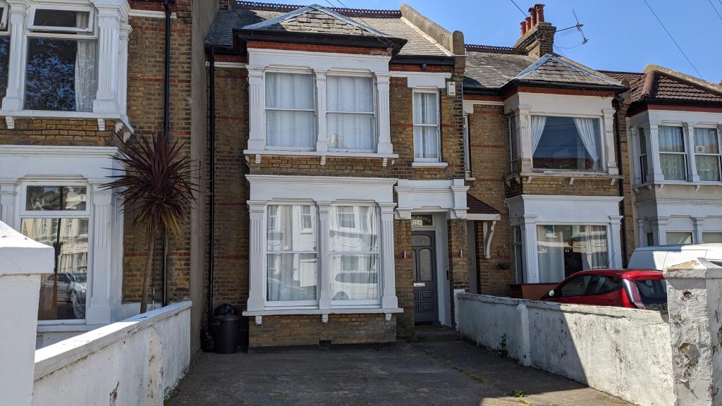 2 bedroom flat for rent in Avenue Road, WestcliffOnSea, SS0