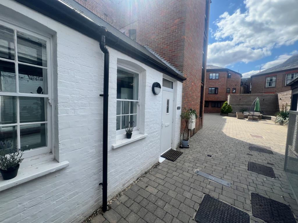 Main image of property: High Street, Chesham, HP5