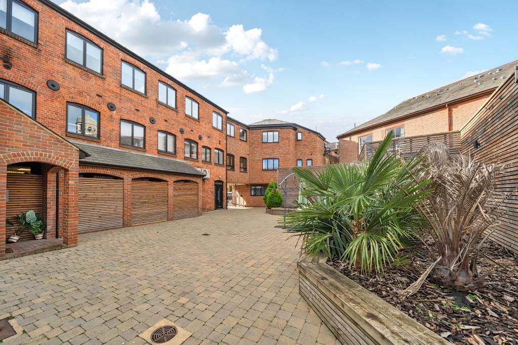 Main image of property: The Broadway, Chesham, HP5