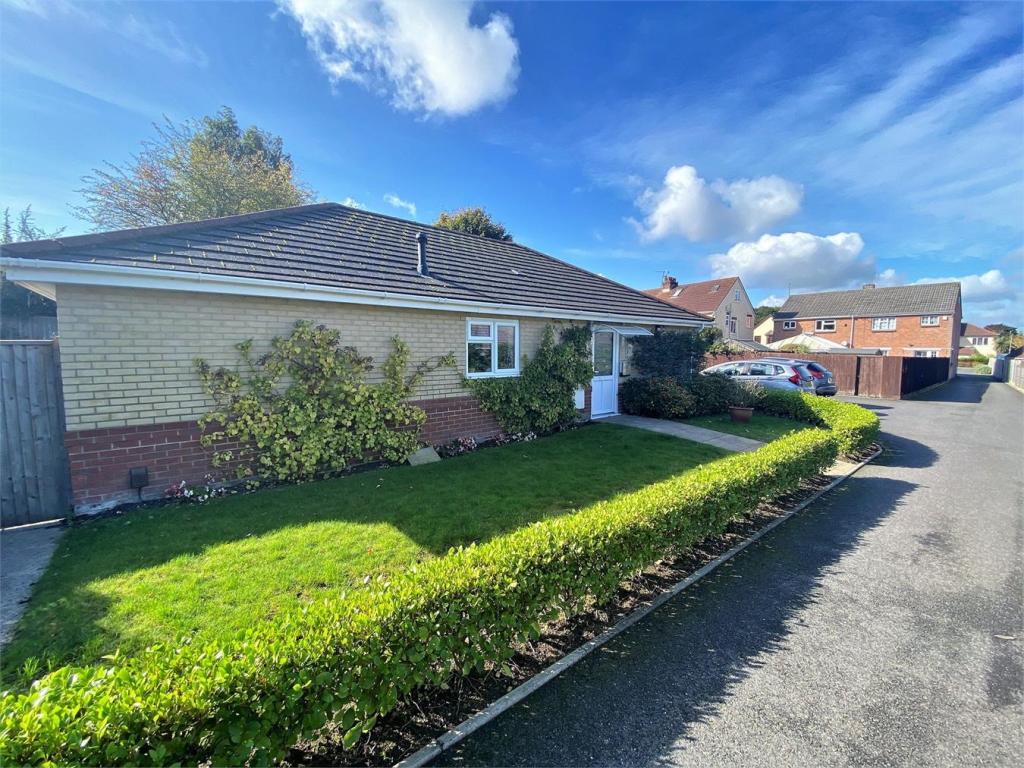 3 bedroom detached bungalow for sale in Foxholes Road, Oakdale, Poole
