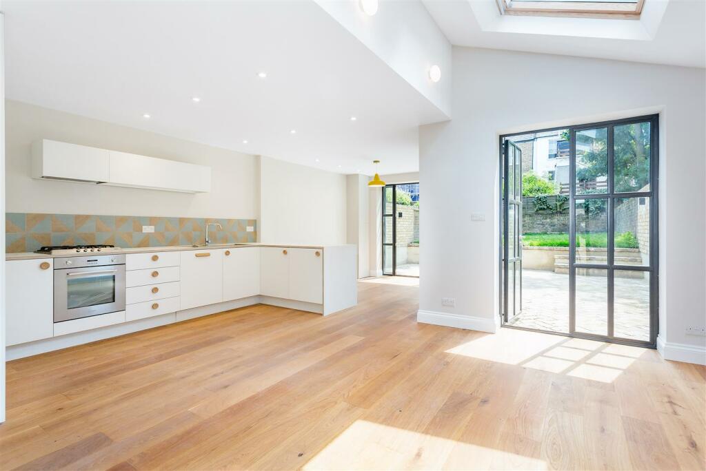 3 bedroom flat for rent in Buckley Road, Kilburn NW6