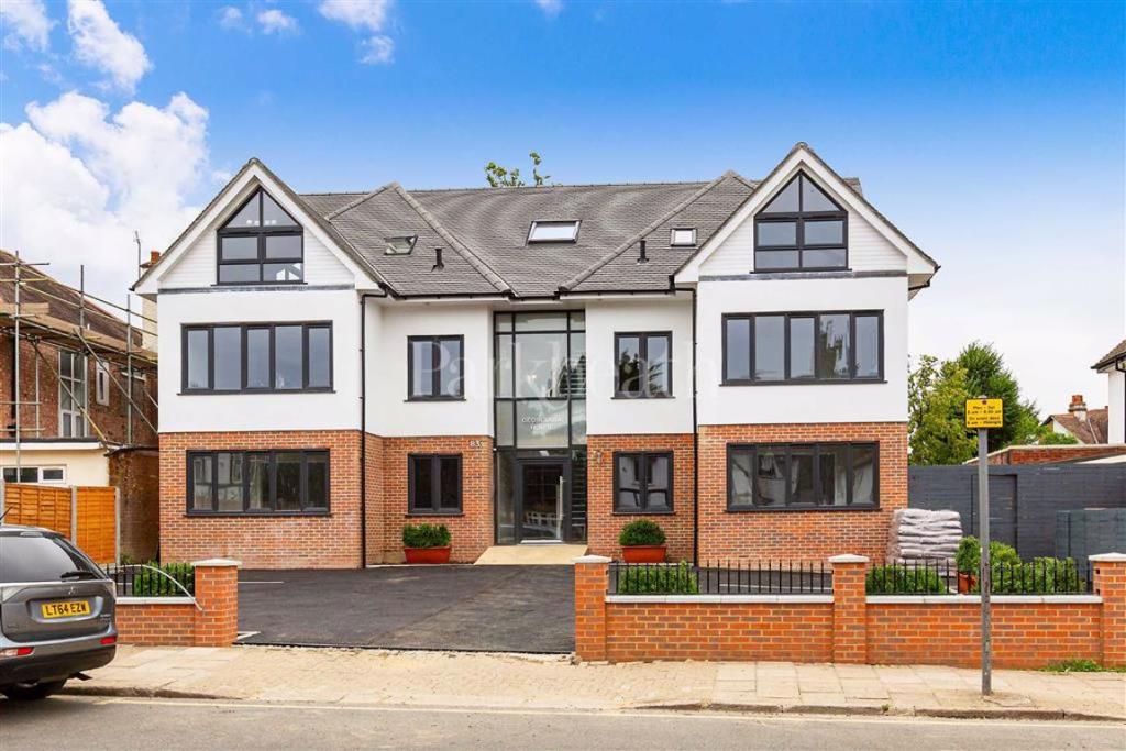 2 bedroom flat for sale in Wembley Park Drive, Wembley, HA9