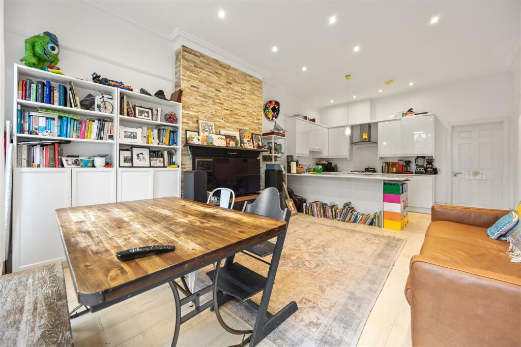 2 bedroom flat for sale in Downside Crescent, Belsize Park NW3