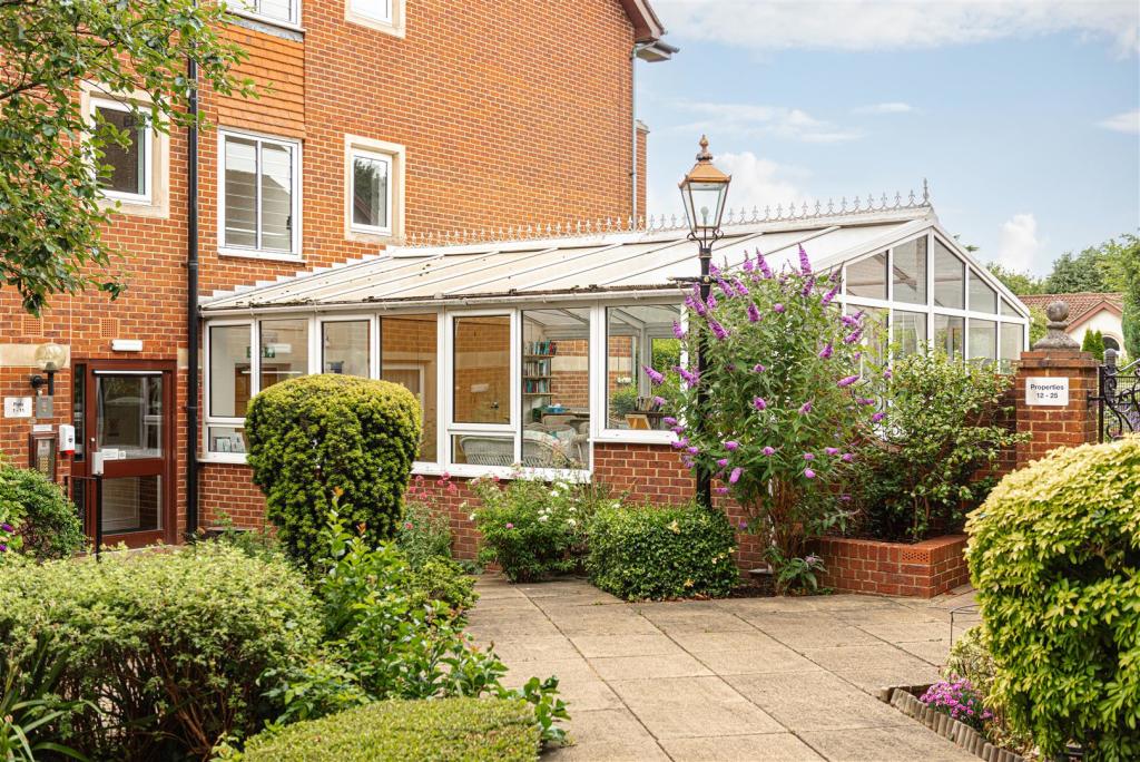 2 bedroom retirement property for sale in Alma Road, Reigate, RH2