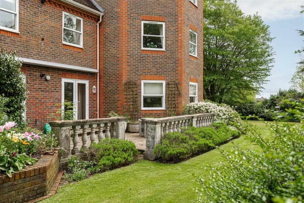 3 bedroom apartment for sale in Batts Hill, Reigate, RH2