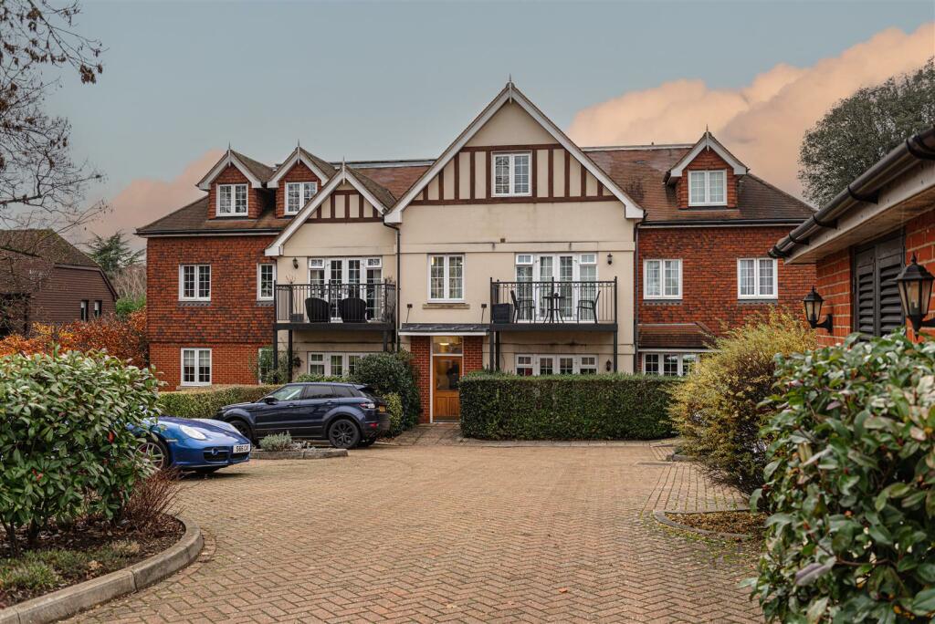 2 bedroom apartment for sale in Croydon Road, Reigate, RH2