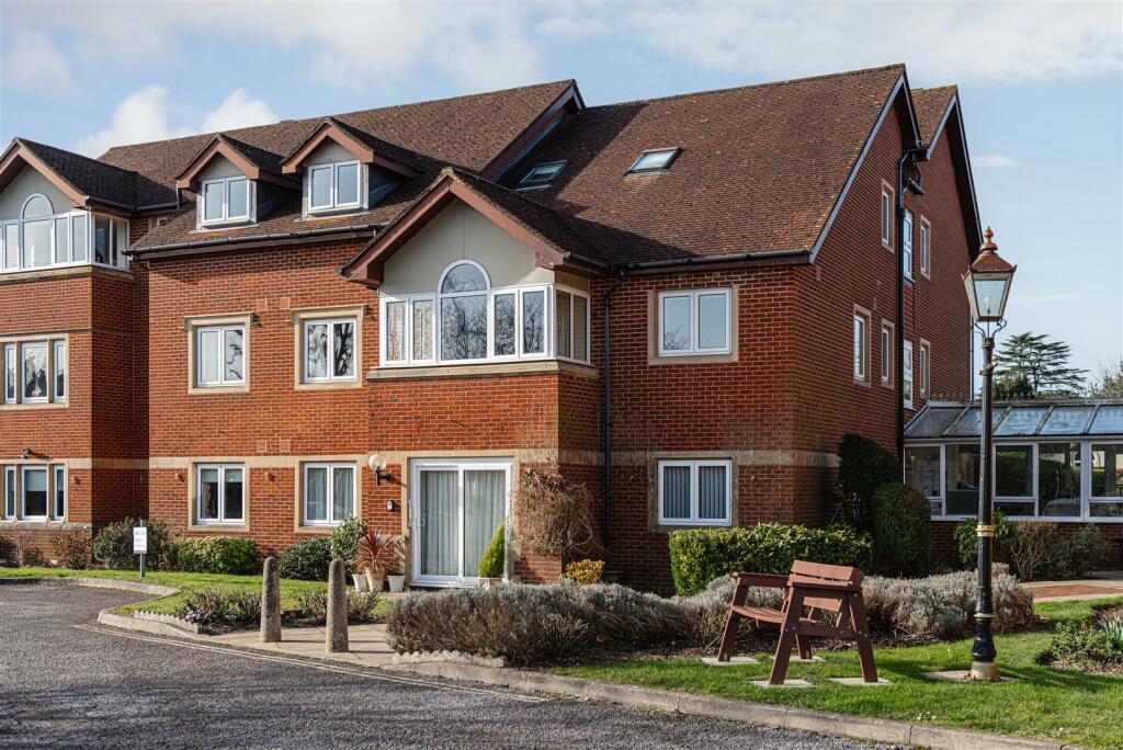 1 bedroom retirement property for sale in Alma Road, Reigate, RH2