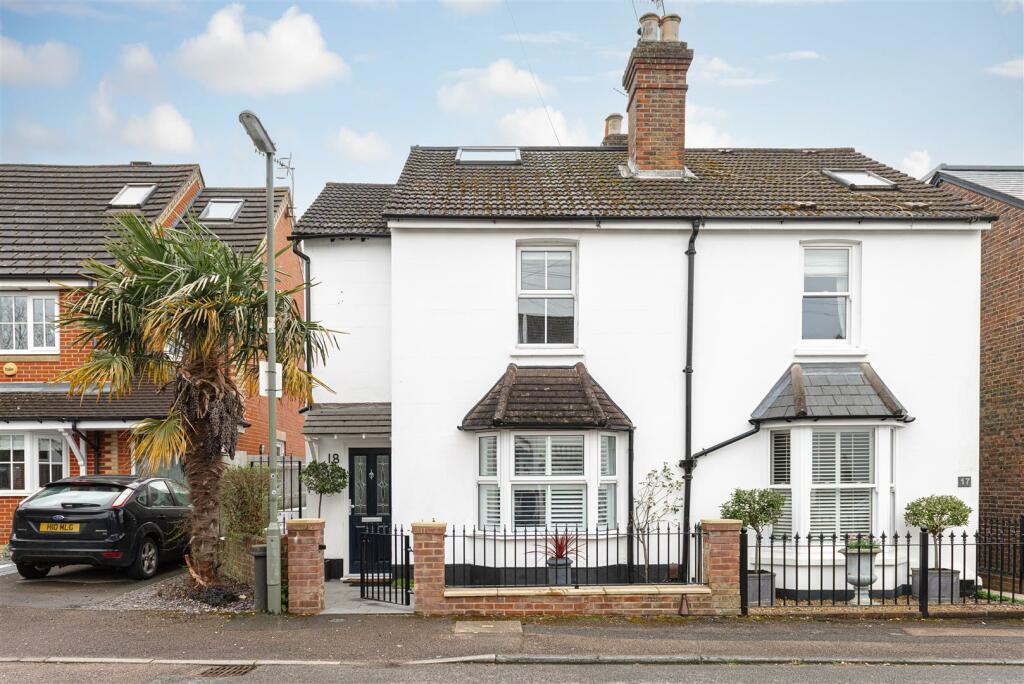 3 bedroom semidetached house for sale in East Road, Reigate, RH2
