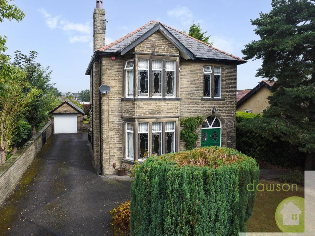 4 bedroom detached house for sale in Victoria Road, Elland, HX5