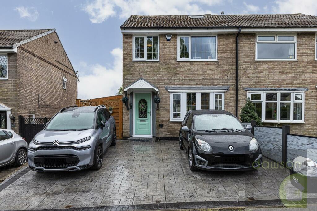 3 bedroom semidetached house for sale in Oakdale Close, Ovenden