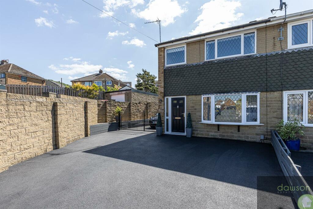 3 bedroom semidetached house for sale in Thirlmere Avenue, Elland, HX5