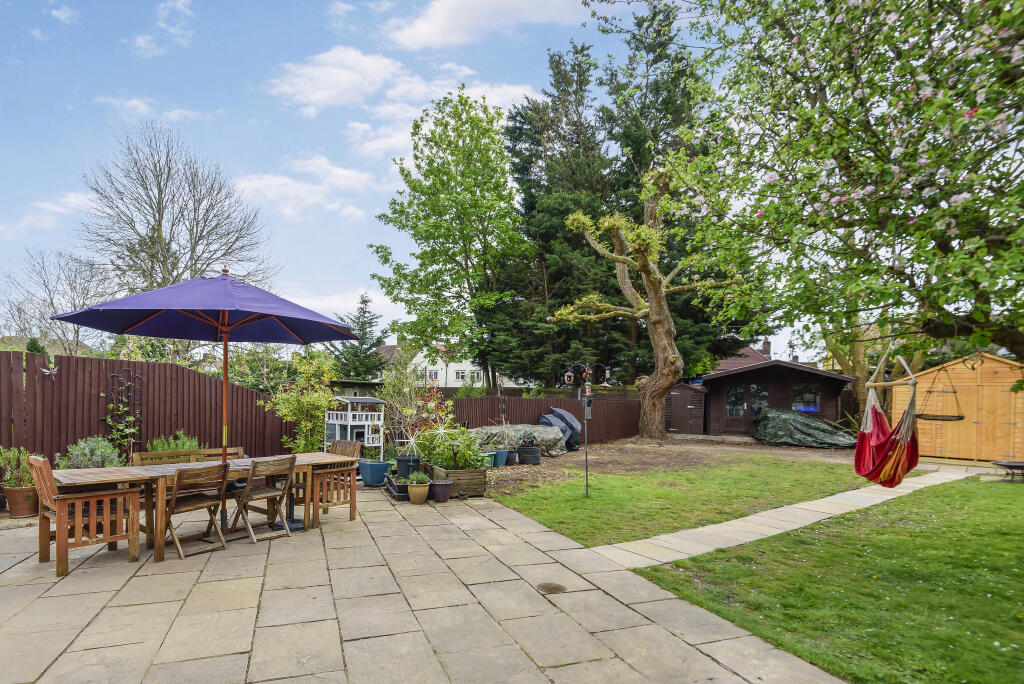 3 bedroom end of terrace house for sale in Well Road, EN5