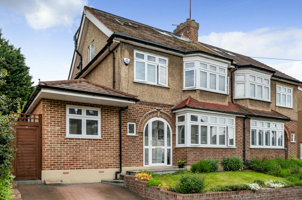 4 bedroom semidetached house for sale in Warwick Road, EN5