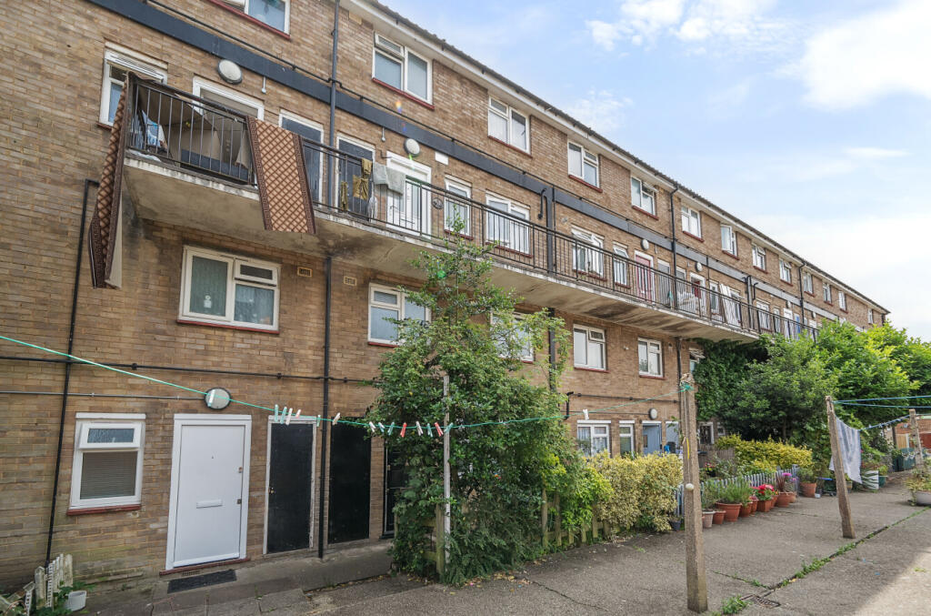 Main image of property: East Crescent, London, N11