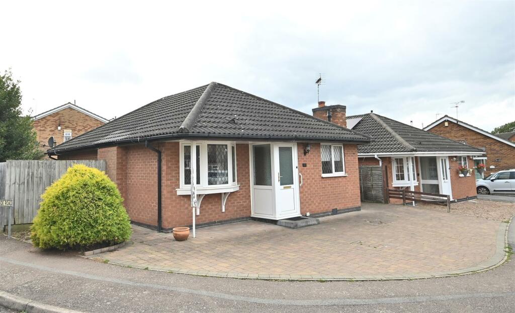 2 bedroom detached bungalow for sale in The Fieldway, Broughton Astley