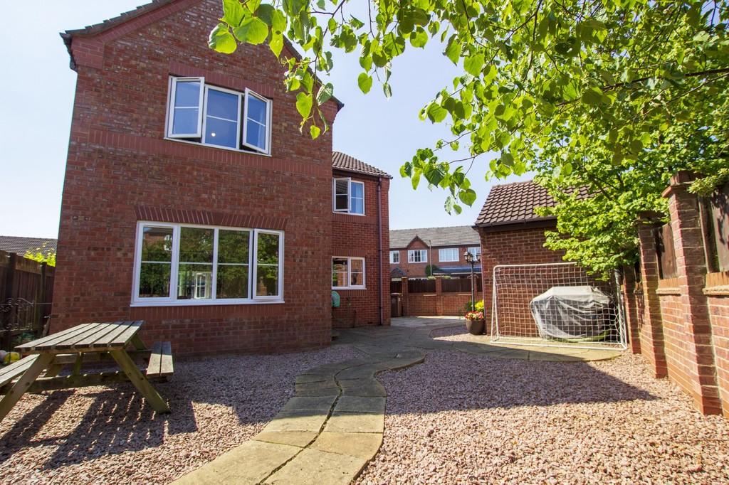 4 bedroom detached house for sale in Potters Croft, Swadlincote, DE11