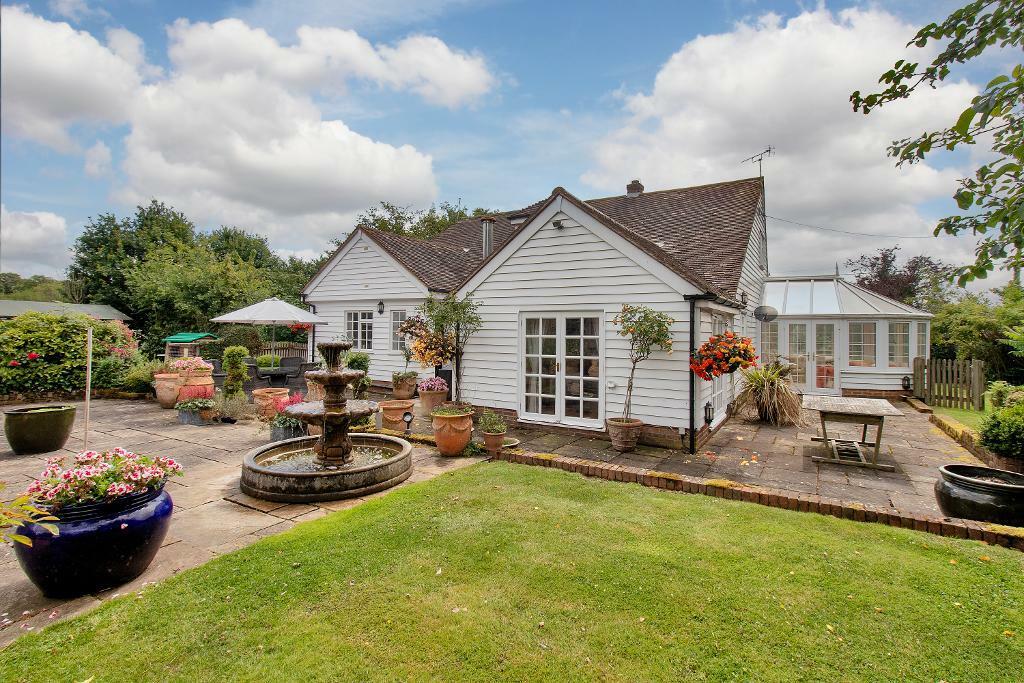 5 bedroom detached house for sale in Pluckley Road, Smarden, Kent, TN27