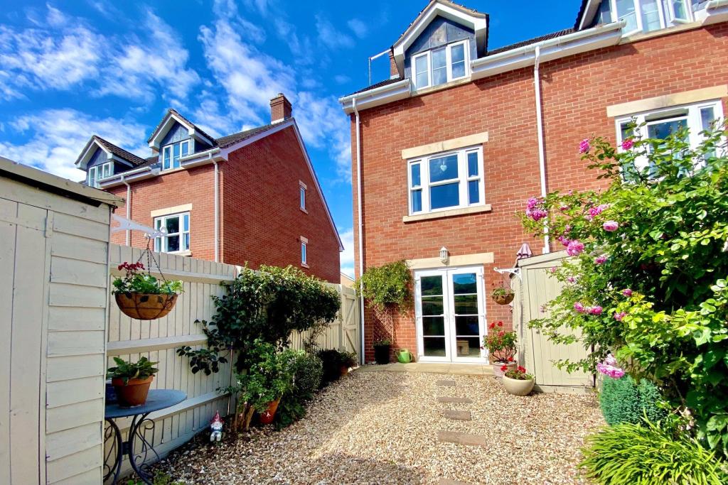 4 bedroom semidetached house for sale in Dyers Meadow, Byes Lane