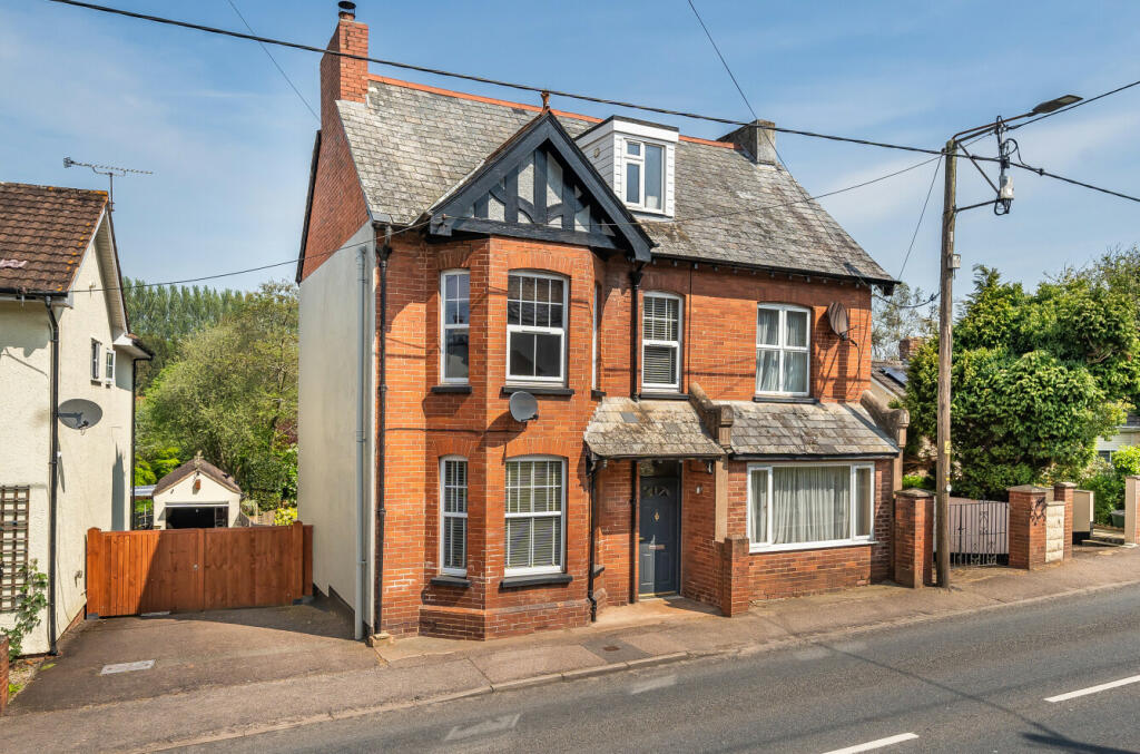 4 bedroom semidetached house for sale in High Street, Newton