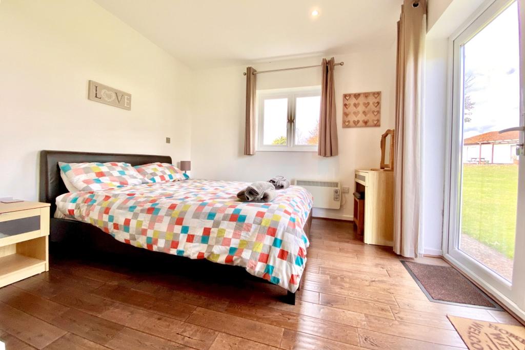 2 bedroom bungalow for sale in Stoneleigh Holiday Village, Weston