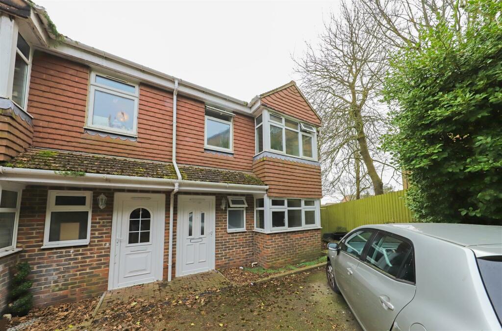 3 bedroom semidetached house for rent in Spears Walk, Brighton, BN2